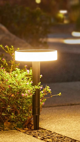Solar Lawn Light - Little Flying Saucer in use