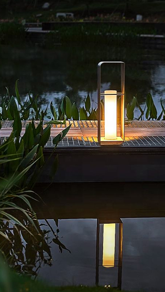 P65 Outdoor Villa Lawn/Courtyard Lamp in use